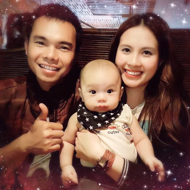 Những khoảnh khắc quây quần bên nhau của gia đình Huyền Trang - Trọng Hoàng cùng cậu con trai kháu khỉnh thể hiện một cuộc sống viên mãn và tràn đầy hạnh phúc khiến người người thầm ngưỡng mộ, ao ước. Ảnh: Facebook nhân vật.