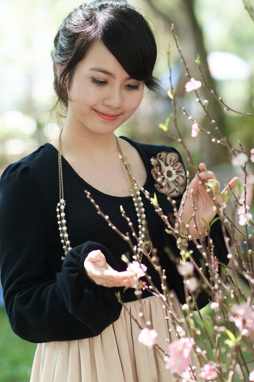 Nhưng tiếp đó 1 năm sau, Huyền Trang và Trọng Hoàng lại liên tục xuất hiện bên nhau trong nhiều sự kiện, hoạt động nghệ thuật và từ thiện. Đến thời điểm này, công chúng đã tin chắc rằng giữa hai người có mối quan quan hệ trên mức tình bạn. Khá chín chắn, mạnh mẽ, cả Miss Teen Huyền Trang và Trọng Hoàng thời điểm đó đều giữ sự im lặng và không thừa nhận cũng không phản bác những thông tin dân tình lan truyền.