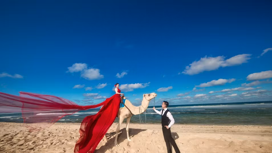 Qua các bức ảnh cưới của Tuấn Kiệt và Việt Trinh, người ta khó cầm lòng trước cảnh biển lãng mạn, đẹp như mơ ở Bali. Hoàng hôn và bình minh ở Bali cũng đẹp đến nao lòng. Ảnh: Sam Nguyễn.