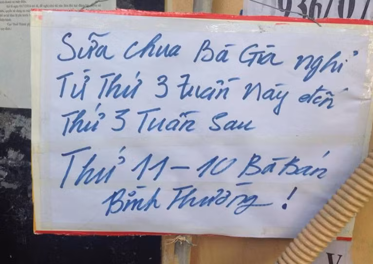 Tấm biển giản đơn treo trước cửa quán trong những ngày bà Đỗ nghỉ mổ mắt khiến không ít người xót xa, thương cảm và lo lắng cho tình hình sức khỏe của chủ quán sữa chua bà già. Điều mà bà Đỗ trăn trở nhất đó là một mai bà khuất núi, cô Hương con gái bà ai sẽ chăm nom, cô Hương năm nay 54 tuổi bị chân voi bẩm sinh, đi lại khá khó khăn, những khi trái gió trở trời thường nói năng không kiểm soát và chửi mắng tất cả mọi người.