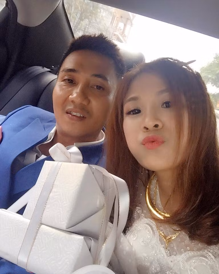 Không chỉ may mắn có được người mẹ chồng hiền lành, tốt bụng, T còn "sở hữu" một đức lang quân đúng chuẩn soái ca mà nhiều chị em phải ao ước. Chồng của T 35 tuổi, làm chung ngành thiết thời trang với vợ, tuy 2 vợ chồng cách nhau khá nhiều tuổi nhưng suy nghĩ và tính cách của cả 2 đều đồng điệu, bổ sung cho nhau.