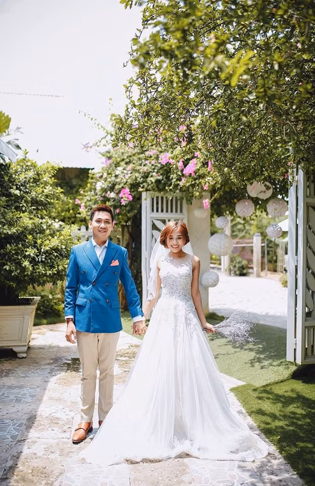 Người đăng tải bức ảnh núi bát đũa tên thật là Đ.T.T, năm nay 27 tuổi. T và ông xã mới kết hôn cách đây không lâu, thực tế bức ảnh cô chia sẻ chỉ có mục đích trêu đùa, cô cũng không thể ngờ bức ảnh của mình lại bị dân mạng thêu dệt thành nhiều câu chuyện ly kỳ, hoàn toàn sai sự thật như vậy. Cô dâu trẻ cho biết, mẹ chồng cô cực kỳ tâm lý, thương yêu con dâu như con đẻ, ông xã cô cũng rất yêu chiều vợ.