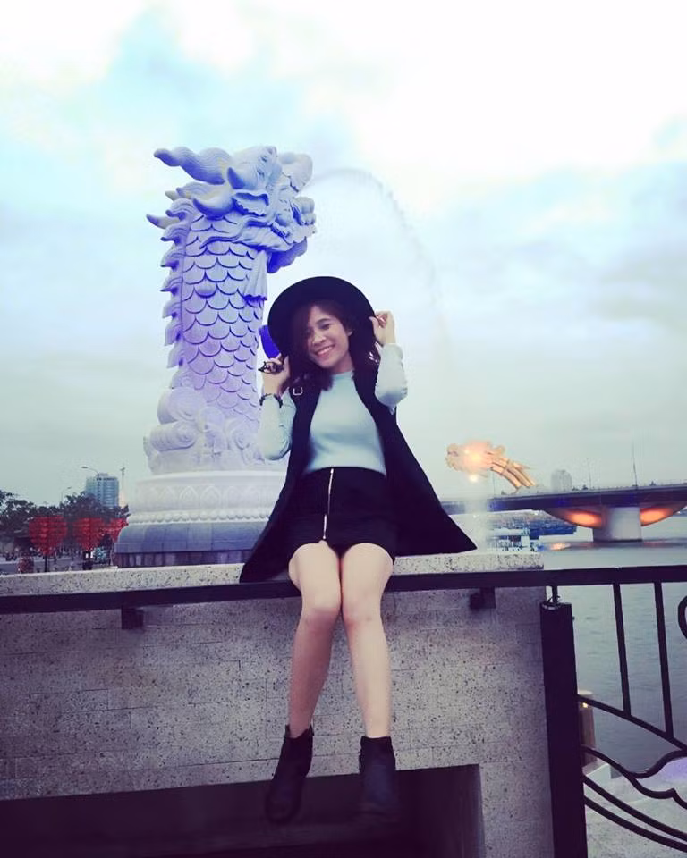 Cô dâu nhí nhảnh, tạo dáng... Ảnh trong bài: Facebook nhân vật.