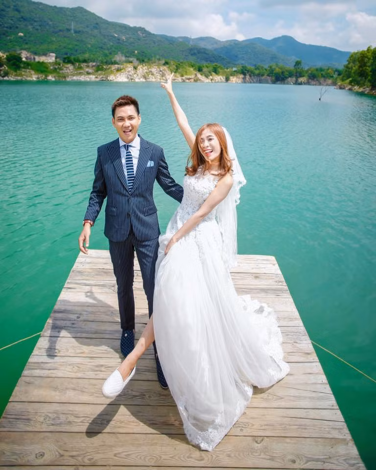 Trên trang cá nhân của mình, cô dâu Sài thành luôn đăng tải các bức hình tình cảm và những dòng trạng thái mùi mẫn dành riêng cho chồng. Khá nhiều người sẽ tỏ ra bất ngờ về cuộc hôn nhân của T và chồng khi 2 người cả quen và yêu, cưới chỉ hơn 1 tháng.