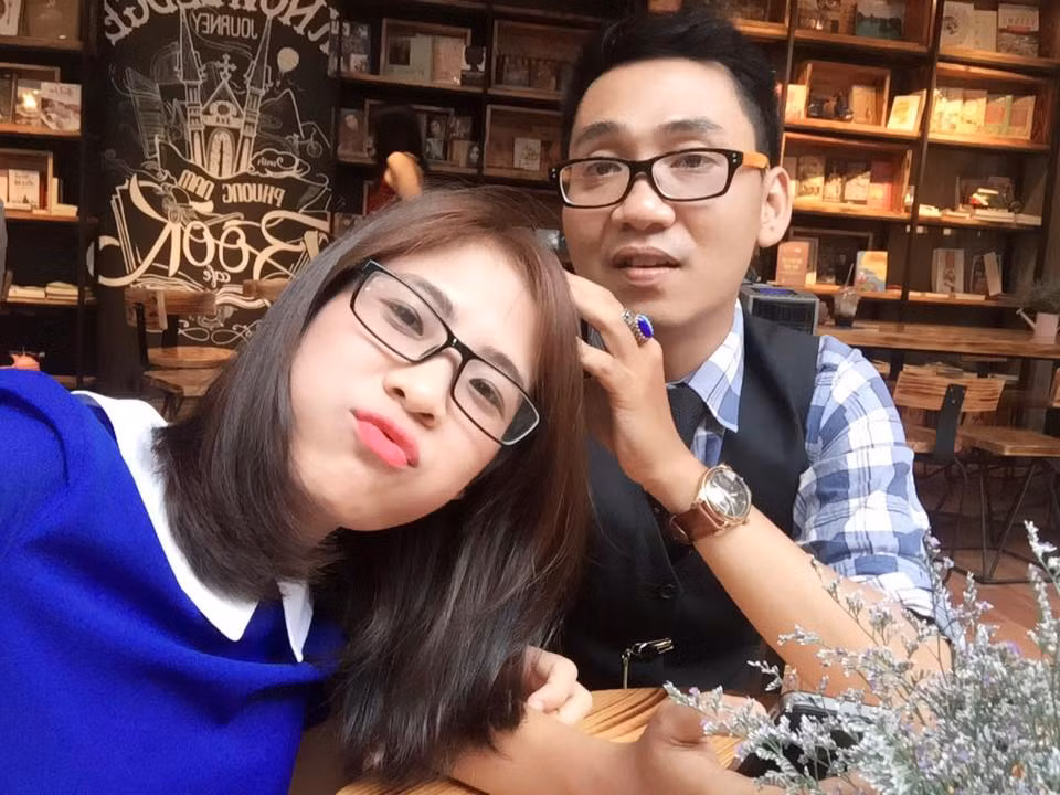 Để có thể trở thành cô dâu xinh đẹp bên người chồng điển trai, tài giỏi, T đã quyết định từ bỏ một công việc tốt ở Hà Nội để bay vào Sài Gòn, chạy theo tiếng gọi tình yêu. Có người sẽ nói cô vội vàng trong quá trình tìm hiểu, nhanh chóng tiến đến hôn nhân cùng người đàn ông chỉ mới quen biết trong thời gian rất ngắn, tuy nhiên, cô cho biết mình chỉ làm theo cảm xúc của con tim nhưng kết quả lại làm cô vô cùng hài lòng.