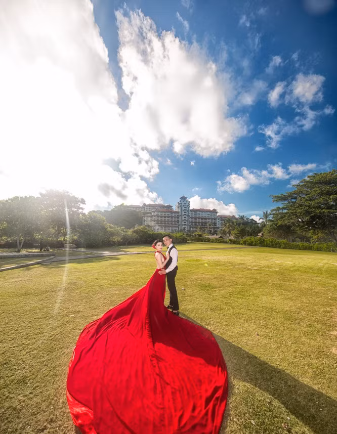 Để ghi nhớ những thời khắc đẹp nhất khi tình yêu hóa kén bướm, đôi vợ chồng 9X đã "chịu chơi" đập lợn tiết kiệm, góp tiền chụp ảnh cưới ở Bali trong sự trầm trồ, ngưỡng mộ của bạn bè. Và đúng như những cố gắng mà cả 2 đã bỏ ra, bộ ảnh cưới của Tuấn Kiệt và Mỹ Trinh sau khi chia sẻ trên mạng xã hội được mọi người khen ngợi nức tiếng về bối cảnh tuyệt đẹp, cũng như ngoại hình ấn tượng của cả cô dâu, chú rể. Ảnh: Sam Nguyễn.