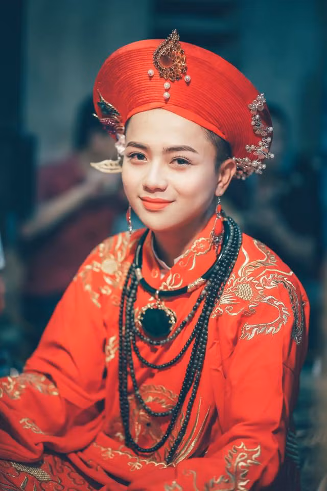  Cậu đồng Thanh Hóa, Hoàng Quốc Việt sinh năm 1996 từng gây sốt mạng xã hội vì ngoại hình đẹp trai nhưng vẻ đẹp đâu đó vẫn ẩn dấu những nét nữ tính. Từ đôi môi trái tim đến đôi lông mày thanh tú, gương mặt trái xoan của cậu đồng khiến nhiều cô gái phải ao ước.