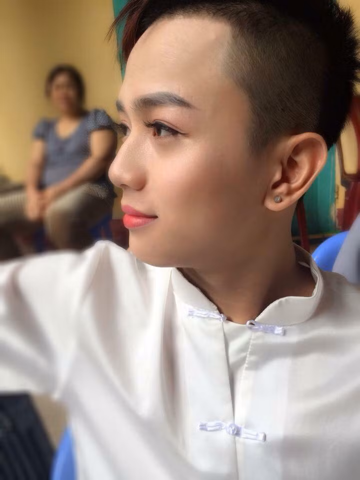 Khá nhiều bức ảnh trên trang cá nhân của Quốc Việt khiến mọi người nhầm lẫn về giới tính bởi vẻ đẹp cuốn hút đến mê hồn của cậu đồng 20 tuổi.