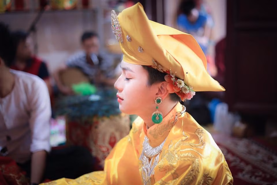 Mặc dù là nam nhi nhưng khi trang điểm, hóa thân vào các hình mẫu nữ Quốc Việt khiến nhiều người ngỡ ngàng vì gương mặt vô cùng xinh đẹp, thậm chí ngay cả các cô gái trẻ vẫn thua xa nhan sắc của cậu đồng.