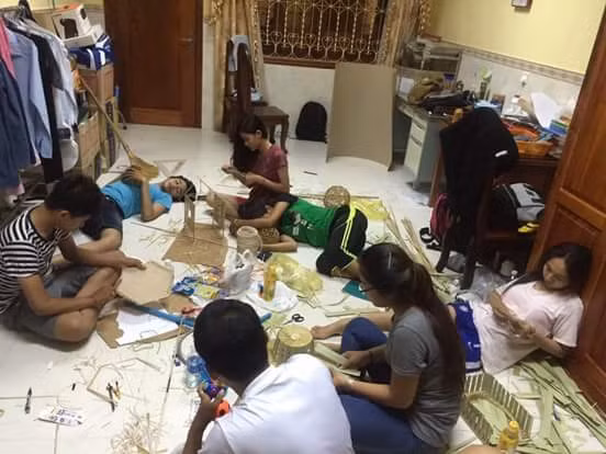 Thời gian eo hẹp, cộng thêm sự phức tạp trong công việc khiến rất nhiều bạn trẻ học kiến trúc bị stress, cuộc sống thường ngày cũng bị đảo lộn hoàn toàn khi họ cố gắng dành thời gian, công sức nhiều nhất có thể cho những bản vẽ hay sản phẩm của mình. Và trong hoàn cảnh như vậy, "anh tranh thủ, ngủ khẩn trương", chợp mắt mọi lúc có thể trở thành phương châm mà rất nhiều sinh viên đề cao và làm theo.