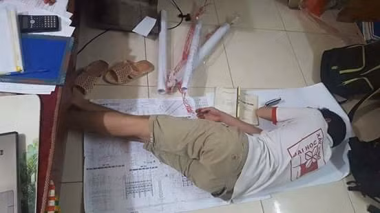 Chỉ cần nhắc đến ngành kiến trúc, người ta sẽ nghĩ ngay đến những bản vẽ, bản thiết kế "loằng ngoằng", dễ khiến cho những người không có chuyên môn dễ hoa mắt chóng mặt khi nhìn vào. Ấy vậy mà trong mỗi mùa thi, mỗi mùa chuẩn bị tốt nghiệp, các sinh viên học kiến trúc lại phải vẽ ra hàng chục bản vẽ như vậy để phục vụ công việc học tập, thi cử, làm đồ án của mình.