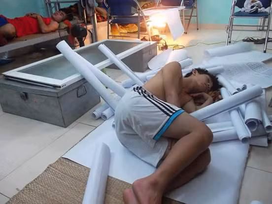 Ngày nay, ở Việt Nam hay nhiều quốc gia khác trên thế giới, kiến trúc vẫn luôn là một ngành học được đánh giá cao. Do tính đa dạng và đặc thù trong từng công việc nên những sinh viên theo đuổi ngành kiến trúc sau một thời gian dài học tập nếu thực sự chỉn chu và yêu nghề sẽ dần cảm nhận được những áp lực vô cùng lớn từ ngành nghề này. Chưa cần phải ra trường đi làm ở các công ty hay làm tư nhân mà ngay từ khi còn ngồi trên ghế giảng đường đại học, đặc biệt là vào các năm học cuối, sinh viên kiến trúc cũng phải trải qua nhiều áp lực kinh hoàng.