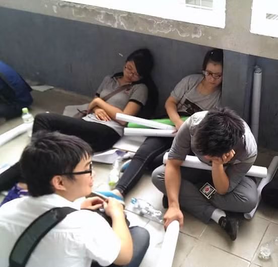 Khảo sát cho thấy thời gian học kéo dài, khối lượng công việc nặng nề kèm theo nỗi lo về các khoản nợ vay để theo đuổi khóa học là những nguyên nhân chính dẫn đến tình trạng nhiều sinh viên đang theo đuổi ngành kiến trúc ở Anh rơi vào tình trạng căng thẳng.