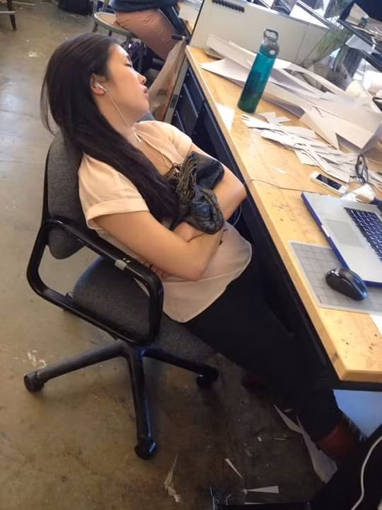 Do dành hết tâm trí cho các bản vẽ, bản thiết kế, nhiều sinh viên, kiến trúc sư thường xuyên phải ngủ ngay trên bàn làm việc. Lấy bảng, thước làm đệm, lấy giấy, bản vẽ làm chăn đắp... Dù với người bình thường cách ngủ này sẽ khiến họ cảm thấy vô cùng mệt mỏi nhưng với những người còn đang điên đầu vì các deadline, giấc ngủ chớp nhoáng trong vòng 10-20 phút ở mọi tư thế cũng là một điều vô cùng quý giá.
