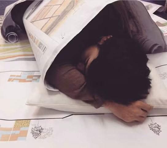 Tuy nhiên với sự say mê và tâm lý luôn muốn cố gắng hoàn thành công việc trong mọi hoàn cảnh đã kích thích các sinh viên thiết kế, kiến trúc vượt qua muôn vàn khó khăn, mệt mỏi. Trên các fanpage, kênh hội nhóm dành riêng cho các sinh viên kiến trúc thường xuyên chia sẻ rất nhiều bức ảnh mà "chỉ có dân kiến trúc mới hiểu", đó là cảnh ăn, ngủ "dã chiến" của các sinh viên, người làm việc trong ngành kiến trúc khi công việc còn chưa hoàn thành.