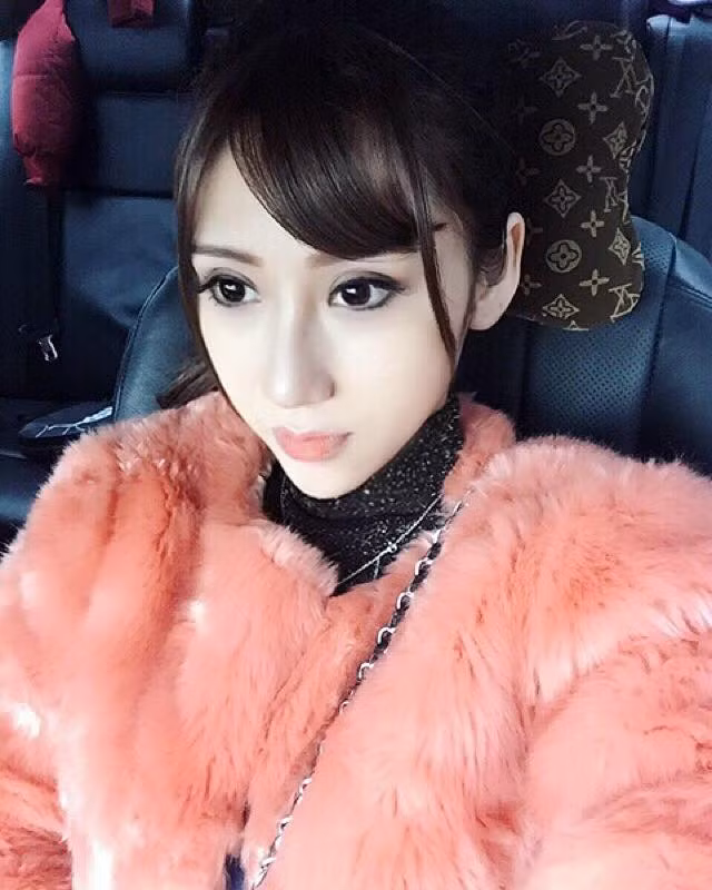 Diệu Thủy bật bí, bên cạnh công việc kinh doanh, cô vẫn yêu thích làm người mẫu ảnh. Mặc dù thu nhập không quá cao nhưng công việc đó giúp cô vui vẻ, cảm giác được mọi người khen ngợi khi có một bức ảnh đẹp đó cũng là một niềm hạnh phúc khó tả.