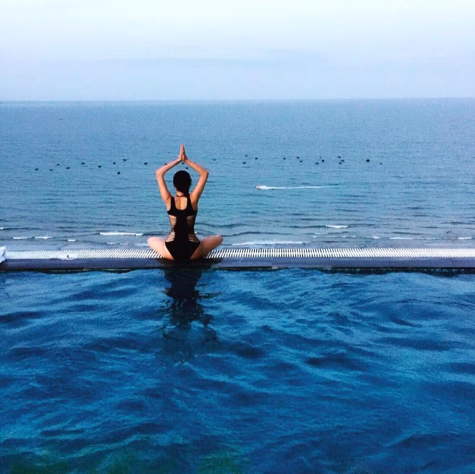 Tuy cuộc sống bận rộn nhưng cô chủ nhỏ vẫn dành thời gian chăm sóc bản thân, đi du lịch và làm đẹp để tận hưởng cuộc sống. Tập thể dục và ăn uống khoa học là một trong những bí quyết giúp người đẹp Hà thành luôn duy trì được vóc dáng thanh mảnh và làn da trắng mịn.