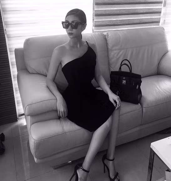 Tạo được ấn tượng với mọi người bằng thân hình đẹp, phong cách thời trang cá tính, thời thượng, Diệu Thủy còn khiến người đối diện phải ghen tỵ vì cuộc sống sang chảnh như trong mơ và mức thu nhập khủng nhờ việc kinh doanh.