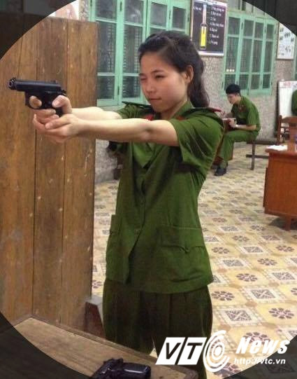Trong 3 năm rèn luyện tại trường, cô nữ sinh cảnh sát xinh đẹp luôn là một gương mặt tiêu biểu, luôn đứng đầu về thành tích học tập, được nhiều giảng viên, sinh viên trong trường yêu mến. Ngoài ra, Nguyễn Thị Nga từng đoạt giải Nhì và giải Ba viết chuyên đề khoa học do nhà trường tổ chức, giải Nhất cuộc thi Công đoàn Công an nhân dân, giải A cuộc thi "Cán bộ hội phụ nữ giỏi" do Tổng cục chính trị Công an nhân dân tổ chức và nhiều giải thưởng khác. Ảnh: VTC News.