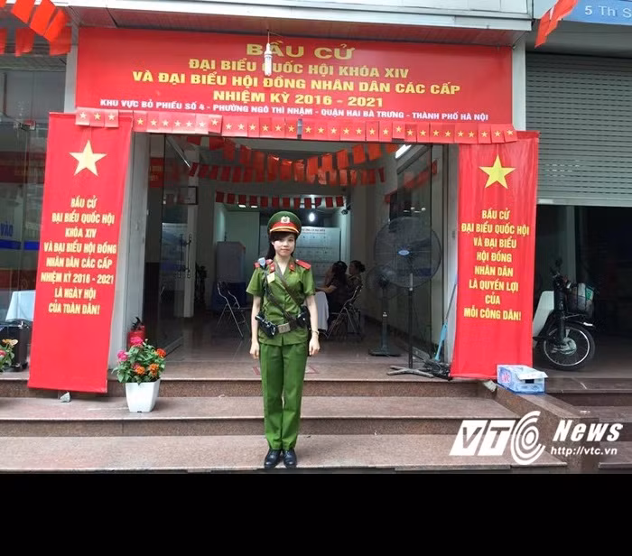 Có thành tích học tập ở trường cảnh sát cao như vậy nhưng ít ai biết được năm học lớp 12, Nga đạt giải nhất môn Văn cấp tỉnh, nhất kỳ thi Tuổi trẻ hùng biện khám phá do Đài truyền hình Hà Tĩnh tổ chức. Và với số điểm thi đại học 25,5 khối C, Nguyễn Thị Nga cũng đã đỗ vào trường Đại học Khoa học Xã hội Nhân văn, Học viện Báo chí và Tuyên truyền Hà Nội. Tuy nhiên, do có niềm đam mê, sở thích đặc biệt với ngành công an, cảnh sát, đặc biệt là khát khao được khoác lên mình bộ quân phục từ nhỏ nên Nguyễn Thị Nga đã quyết định không theo học hai ngôi trường mà mình đã thi đỗ để lựa chọn Cao đẳng Cảnh sát nhân dân I. Và cho đến nay, đây vẫn là một quyết định vô cùng đúng đắn với Nga, nó thể hiện ở những thành tích xuất sắc mà cô đã đạt được trong suốt 3 năm học. Ảnh: VTC News.