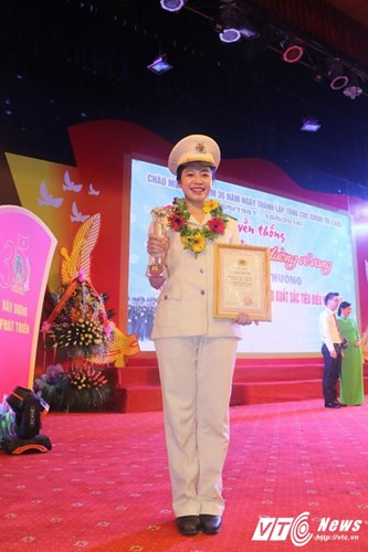 Ở tuổi 21, việc một nữ sinh cảnh sát được thăng hàm vượt cấp lên thiếu úy là điều hiếm có, chính vì vậy, thông tin này đã khiến nhiều người bất ngờ và thêm khâm phục tài năng, sự phấn đấu, nỗ lực của Hoài Thương. Và cũng giống như cô bạn Nguyễn Thị Nga, để có được thành công như ngày hôm nay, Hoài Thương cũng rất biết ơn các thầy cô giáo ở trường Cao đẳng Cảnh sát nhân dân I, biết ơn gia đình, người thân đã ở bên và ủng hộ cô suốt thời gian qua. Ảnh: VTC News.