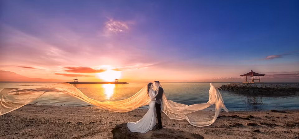 Bộ ảnh cưới chụp ở biển Bali thành công mỹ mãn một phần cũng do khâu chuẩn bị trang phục chu đáo của cô dâu, chú rể và hậu trường của ê kíp. Chú rể Tuấn Kiệt chia sẻ, thời tiết ở Bali khá nóng, vậy nên anh phải mang theo khá nhiều áo sơ mi để thay đổi sau mỗi cảnh. Ảnh: Sam Nguyễn.