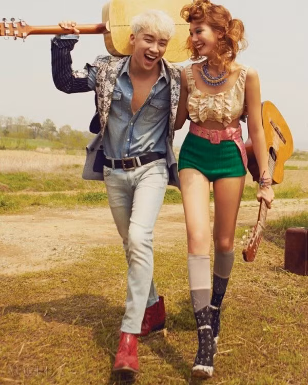 "Cay cú" nhất có lẽ chính là cộng đồng VIP - fan hâm mộ nhóm nhạc Big Bang ở Việt Nam. Mong đợi "các oppa" đến Việt Nam biểu diễn từ rất lâu nhưng vẫn chưa được toại nguyện, cách đây không lâu, cộng đồng VIP Việt Nam lại được một phen ngẩn ngơ tiếc nuối khi biết được thông tin Big Bang đã bí mật đến Việt Nam để chụp ảnh cho tạp chí VOGUE. Những thông tin được một trang mạng giải trí Hàn Quốc Koreaherald chia sẻ và nó nhanh chóng tạo ra làn sóng phản ứng của các fan Việt. Ảnh: VOGUE.