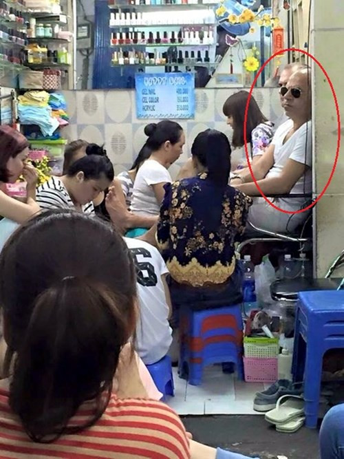 Tháng 4/2015, bức ảnh mô tả sự xuất hiện của diễn viên đình đám của loạt phim Fast &amp; Furious - Vin Diesel xuất hiện ở phố cổ Hà Nội cũng từng tạo ra một làn sóng mạng mạnh mẽ. Rất nhiều fan đã như "điên cuồng" khi xem bức ảnh này, họ gào thét, liên tục viết bình luận thể hiện cảm xúc khi được thấy thần tượng của mình xuất hiện ở Việt Nam. Tuy nhiên, cũng chỉ sau một thời gian ngắn, bức ảnh "Vin Diesel xuất hiện ở phố Tạ Hiện, Hà Nội" cũng đã bị phanh phui ra sự thật khiến nhiều dân mạng bị "ăn quả lừa" đau điếng. Những người tinh mắt đã phát hiện ra ngay những điểm cho thấy bức ảnh chỉ là một sản phẩm từ Photoshop.