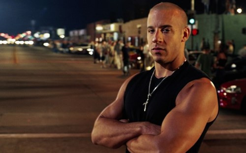 Phần má trái của người đàn ông giống Vin Diesel có vết mờ, hơn nữa những chi tiết bên cạnh khuôn mặt như đoạn dây điện giăng trước mặt cũng có dấu vết tẩy xóa. Chưa kể đến, thân hình của người đàn ông trong ảnh cũng rất khác so với nam diễn viên người Mỹ. Người đàn ông này có bụng bia và phần bắp tay kém cơ bắp, khác xa với thân hình vạm vỡ đô con của Vin Diesel. Bên cạnh đó, trên mạng cũng không có bất cứ thông tin nào về việc Vin Diesel đến Việt Nam. Chỉ cần lướt mạng một vòng, các bạn trẻ đã có thể nhận ra, thông tin gây xôn xao vừa qua chỉ là tin vịt, đăng kèm với một bức ảnh cắt ghép nhằm câu like.