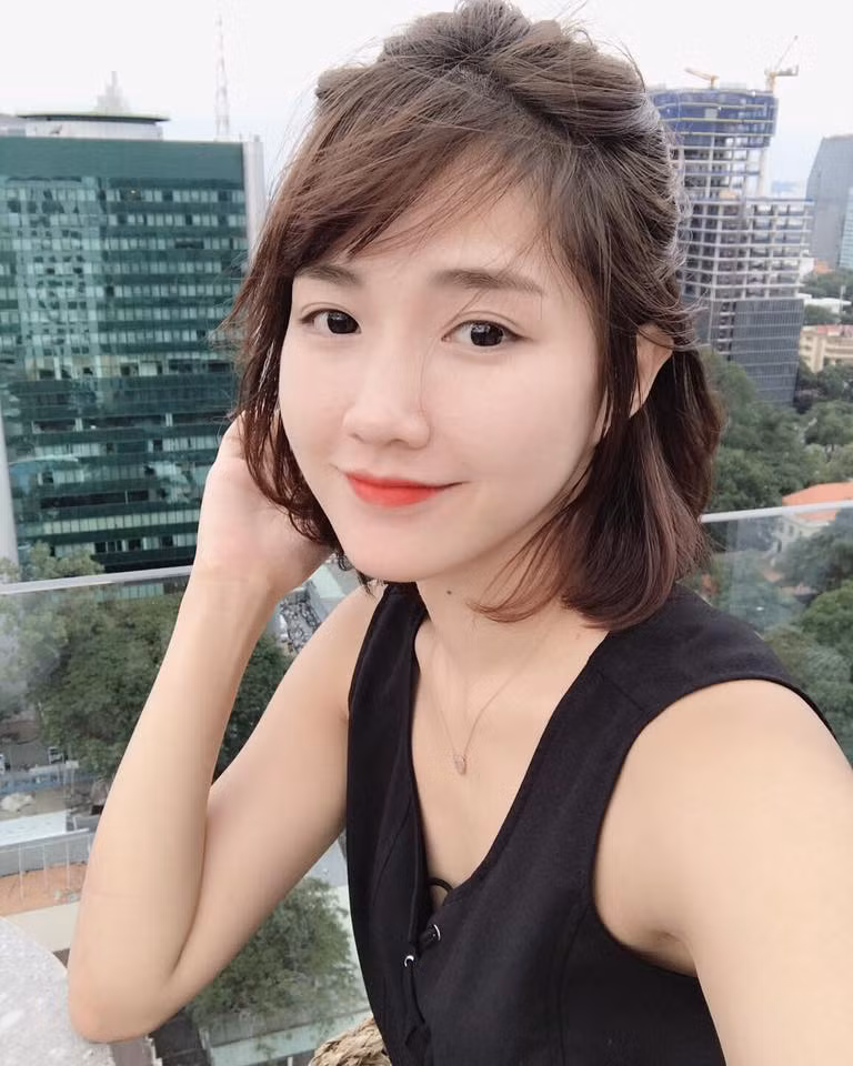 Nếu như ở trong nước, dân mạng quen gọi Kiều Trinh là "hot girl ảnh thẻ", " hot girl trà sữa Việt Nam" thì ở Trung Quốc, Kiều Trinh lại được ví von như một "nữ thần hoa đào" xinh đẹp, có nụ cười tươi sáng rạng rỡ như mùa xuân. Vốn nổi tiếng với phong cách ngọt ngào, nữ tính nhưng gần đây, Kiều Trinh đã "làm mới mình" bằng việc tạm thời chia tay mái tóc dài quen thuộc. Hot girl của trường Đại học Hoa Sen, TP HCM hiện tại đang để mái tóc ngắn ngang cằm, dù rất mới lạ nhưng vẫn không làm suy giảm độ dễ thương của cô nàng.