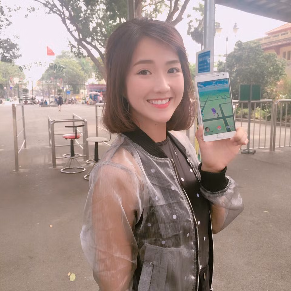 Với mái tóc ngắn này, Kiều Trinh cũng lựa chọn những trang phục cá tính, phá cách hơn trước đây một chút. Thật khó để so sánh Kiều Trinh để tóc dài hay ngắn đẹp hơn, tất cả phụ thuộc vào cảm nhận của từng người.