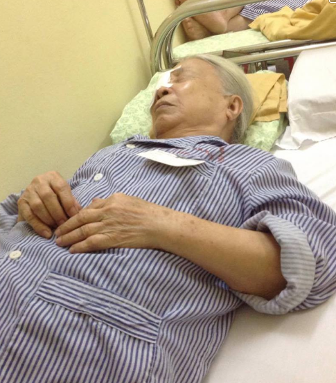 Cách đây nhiều năm, cô Vân hạ sinh được một người con trai, nhưng không may khi vừa tròn 9 tuổi thì cháu bà mắc bệnh máu trắng rồi qua đời. Vài năm sau, cô Vân sinh hạ đứa con thứ hai rồi đột ngột mất vì tai biến mạch máu não. Cô Hương vì suy nghĩ, thương em cũng dở dở, đầu óc không bình thường, mọi thứ đều trông cậy vào người mẹ già yếu. Khoảng một tuần trước, bà Đỗ nhập viện để mổ thủy tinh thể, bà phải nhờ hàng xóm đưa đi, vì hoàn cảnh gia đình neo đơn, con gái bệnh tật. Ảnh: Beat.vn