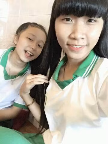 Các bức ảnh tạo dáng nhí nhố của Hoàng Lan bên bạn bè. Ảnh trong bài: Facebook nhân vật.