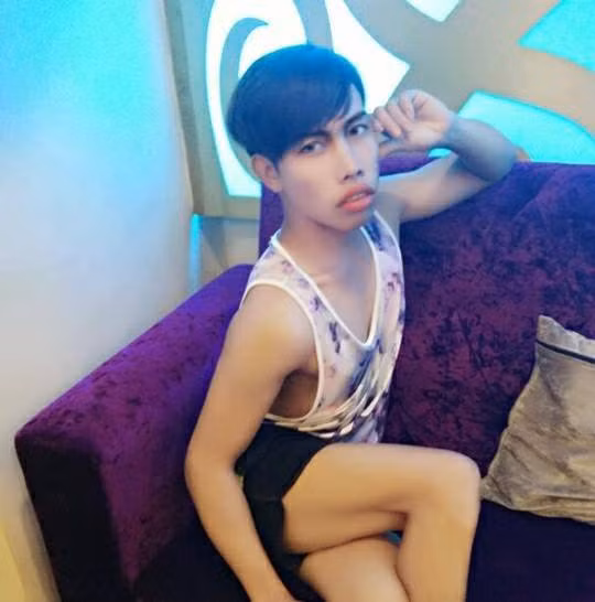 Ngoài những clip khóc lóc, thi hát, Tùng Sơn còn có sở thích tự chế quần áo theo phong cách khác người. Tuy có ngoại hình của một chàng trai nhưng Tùng Sơn lại thường xuyên xuất hiện trong bộ đồ của nữ như: áo ba lỗ trễ cổ, quần soóc, váy ngắn hở bạo... trang điểm và tạo dáng uốn éo trước ống kính.