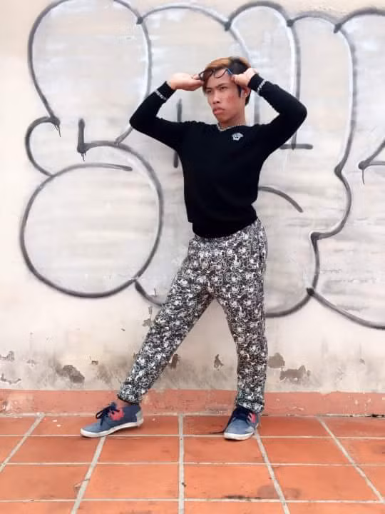 Tùng Sơn từng nhận được sự quan tâm đặc biệt của dân mạng nhờ hàng loạt các clip khóc người yêu với khuôn mặt xấu xí, phong cách ăn mặc dị hợm cùng các bức ảnh "tự sướng" không giống ai. Dù ngoại hình không bắt mắt và giọng nói ẻo lả như con gái nhưng Tùng Sơn lại rất tự tin thể hiện bản thân, trang cá nhân của chàng trai này cũng thu hút được gần 30 nghìn người theo dõi.