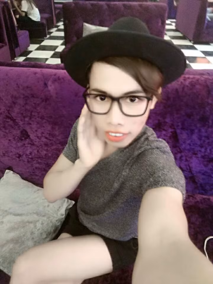 Dù chưa biết động cơ thực sự của Tùng Sơn là gì nhưng xét chung, nếu chàng trai này tự biến mình thành trò lố phản cảm để nổi tiếng trên mạng xã hội thì quả thật Tùng Sơn đang đi theo một con đường khá quen thuộc của nhiều nhân vật gây bão trên mạng xã hội gần đây. Nếu như tất cả được giải thích là vì ý muốn cá nhân, Tùng Sơn hoàn toàn có thể làm theo quyết định của mình nhưng có lẽ chàng trai trẻ sẽ phải làm quen với việc sống chung cùng những lời chê bai, châm chọc của cộng đồng mạng cho đến mãi về sau. Ảnh trong bài: Facebook nhân vật.