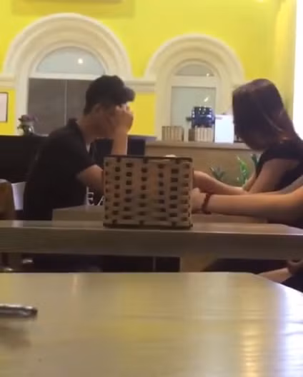 Đoạn clip bắt cá 2 tay do một người bạn của cô gái quay lại và phát tán trên mạng như một lời chúc mừng sinh nhật bạn mình, cùng với đó người bạn cũng không quên nhắn nhủ nữ chính hãy mạnh mẽ vượt qua nỗi đau mà quên đi người đàn ông trăng hoa, phụ tình.