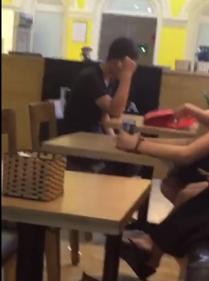 Theo như lời "tố" của cô bạn, sau khi chia tay chàng trai vẫn cố xin bạn gái không làm ồn ào mọi chuyện nhưng vì quá uất ức trước hành động lừa dối của anh chàng này và muốn những cô gái khác không bị mắc bẫy nên họ đã đăng đoạn clip lên mạng.