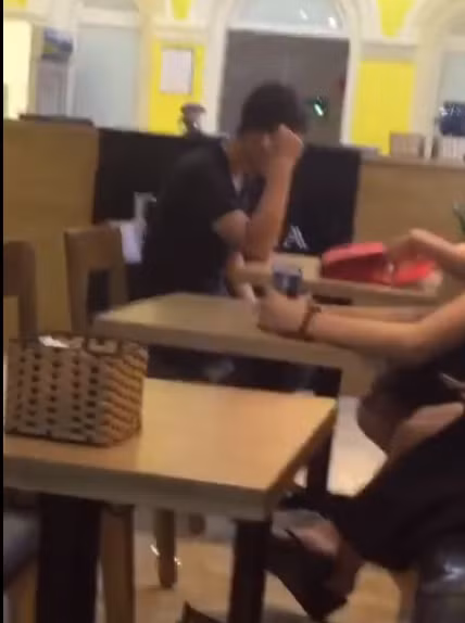 Theo như lời "tố" của cô bạn, sau khi chia tay chàng trai vẫn cố xin bạn gái không làm ồn ào mọi chuyện nhưng vì quá uất ức trước hành động lừa dối của anh chàng này và muốn những cô gái khác không bị mắc bẫy nên họ đã đăng đoạn clip lên mạng.