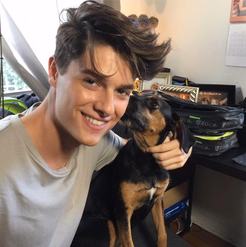 "Ra dáng" một người mẫu chuyên nghiệp, Olivier Gaumond thật sự "đẹp trai ngời ngời". Anh chàng sở hữu một khuôn mặt đẹp trai đến mức xuất sắc và mỗi khi khoe nụ cười của mình, đảm bảo rằng Olivier Gaumond có thể "đốn tim" hàng trăm, hàng ngàn chị em. Ngay sau khi nghe tin chàng người mẫu Canada sẽ live stream để giao lưu trực tuyến, đã có rất nhiều cô gái trẻ xếp hàng, "đặt gạch" và online rất đúng giờ để không bỏ lỡ cơ hội được chiêm ngưỡng trai đẹp.