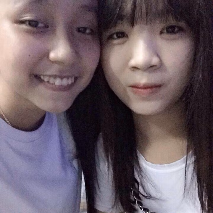 Ngoài đời thực, Hoàng Lan là nữ sinh ngoan ngoãn, ăn mặc giản dị, quý mến bạn bè.