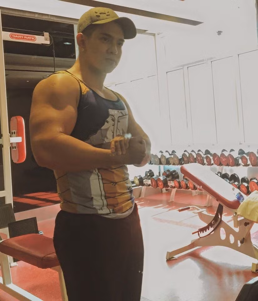 Trên trang cá nhân của mình, Hồng Hiếu cũng thường xuyên chia sẻ các kinh nghiệm tập luyện của bản thân cho những bạn bè có mong ước cải thiện vóc dáng. Điều quan trọng nhất để thành công đó là tập luyện chăm chỉ và có các bài tập hợp lý cho mình. Hồng Hiếu tiết lộ, đối với người mới tập, để có thể nhanh chóng đạt được hiệu quả tăng cân, thứ 2 tập lưng, cầu vai, tay trước. Thứ 3 tập đùi trước. Thứ 4 tập vai, tay trước và bụng. Thứ 5 tập lưng, cầu vai và tay trước. Thứ 6 tập ngực, vai và tay sau. Thứ 7 tập đùi sau và mông.