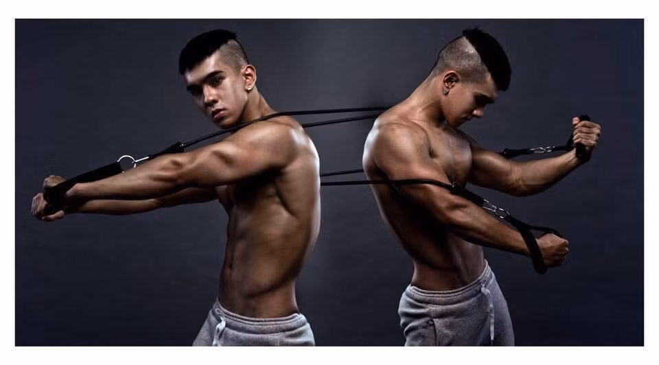 Được biết, trước khi trở thành "soái ca 6 múi" như hiện tại, vài năm trước đây Hồng Hiếu chỉ nặng 50kg, người gầy gò, nhỏ bé và thường bị bạn bè trêu chọc. Chính từ tâm lý muốn vượt lên nhược điểm của bản thân, chàng trai sinh năm 1995 đã quyết định tìm đến phòng tập nuôi ước mơ sở hữu thân hình đẹp và thể lực khỏe mạnh.