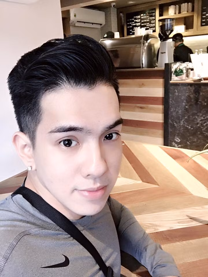 Sở hữu ngoại hình điển trai, thân hình săn chắc, vạm vỡ, cùng chiều cao 1m74, nặng 80kg, chàng trai 9X Sài thành Tiêu Hồng Hiếu đang khiến hàng nghìn cô gái trẻ thổn thức mỗi khi đăng đàn, chia sẻ các bức ảnh trên trang cá nhân. Ảnh trong bài: Facebook nhân vật.