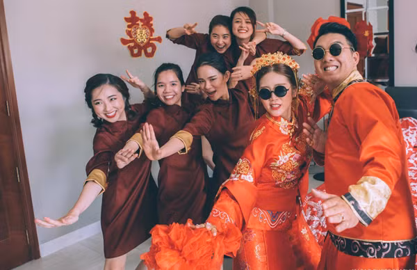 Tuy quần áo tân lang, tân nương theo phong tục Trung Quốc nhưng trang phục của phù dâu, phù rể lại đến từ Hồng Kông, đủ để thấy độ độc của lễ ăn hỏi này.