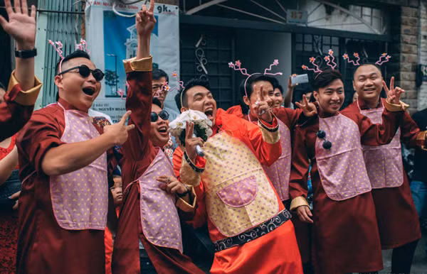 Thục Nghi được mọi người biết đến là một trong những nữ stylist Sài thành tài năng, xinh đẹp, vậy nên toàn bộ ý tưởng về trang phục của lễ ăn hỏi được cô và chồng chuẩn bị kỹ lưỡng, tạo sự khác biệt về tính độc, lạ. Chia sẻ về lễ ăn hỏi "vui nổ trời" của mình, Thục Nghi cho biết, Gia Huy là người gốc Hoa, vì thế cả 2 người đều muốn giữ lại nét truyền thống của quê chồng, quan trọng hơn cả là mọi người đều có thể vui vẻ, cười đùa thoải mái bên nhau.