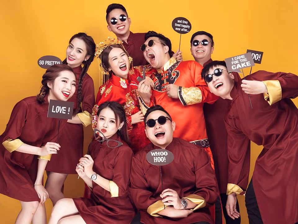 Được biết, trước buổi lễ thành hôn, cả hai đã cùng chụp tới 4 bộ ảnh cưới với các concept khác nhau, ở Thái Lan, Sài Gòn... Mỗi concept ảnh cưới đều mang màu sắc mới lạ, đa dạng về ý tưởng.