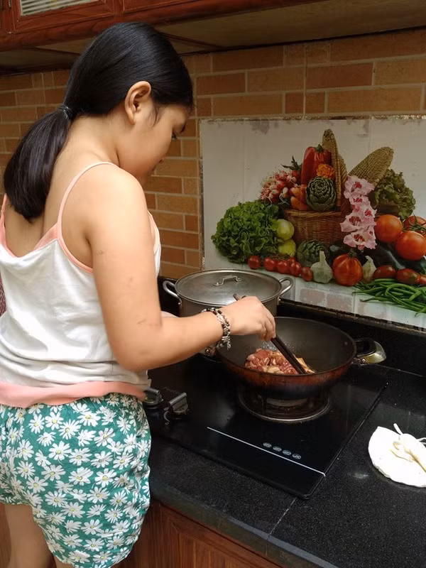 Theo như lời tâm sự của bà mẹ này, con gái của chị biết nấu ăn cùng mẹ từ năm lớp 1. Nhặt rau, rửa bát, tự úp mì mỗi khi đói từ lớp 2. Đến lớp 3, cô Tấm chăm ngoan có thể nấu cơm canh ngon ngọt cho mẹ.