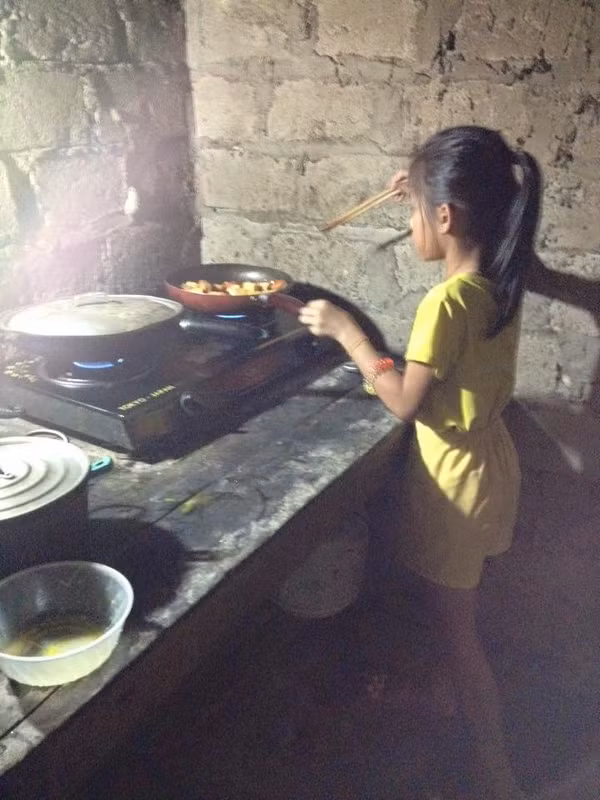 Mới đây, những bức ảnh bé gái học lớp 4 thoăn thoắt cơm nước, đỡ đần mẹ việc nhà do mẹ của bé chia sẻ trên một diễn đàn phụ nữ đã khiến nhiều bà mẹ bỉm sữa phải thốt lên kinh ngạc và ghen tỵ. Được biết, cô bé đảm đang trong ảnh chính là con gái của chị Hồ Thị Kỹ (Nghệ An), tuy bé Hoài Thương mới 9 tuổi nhưng từ một vài năm trước, chị Kỹ đã dạy con làm mọi việc trong nhà.