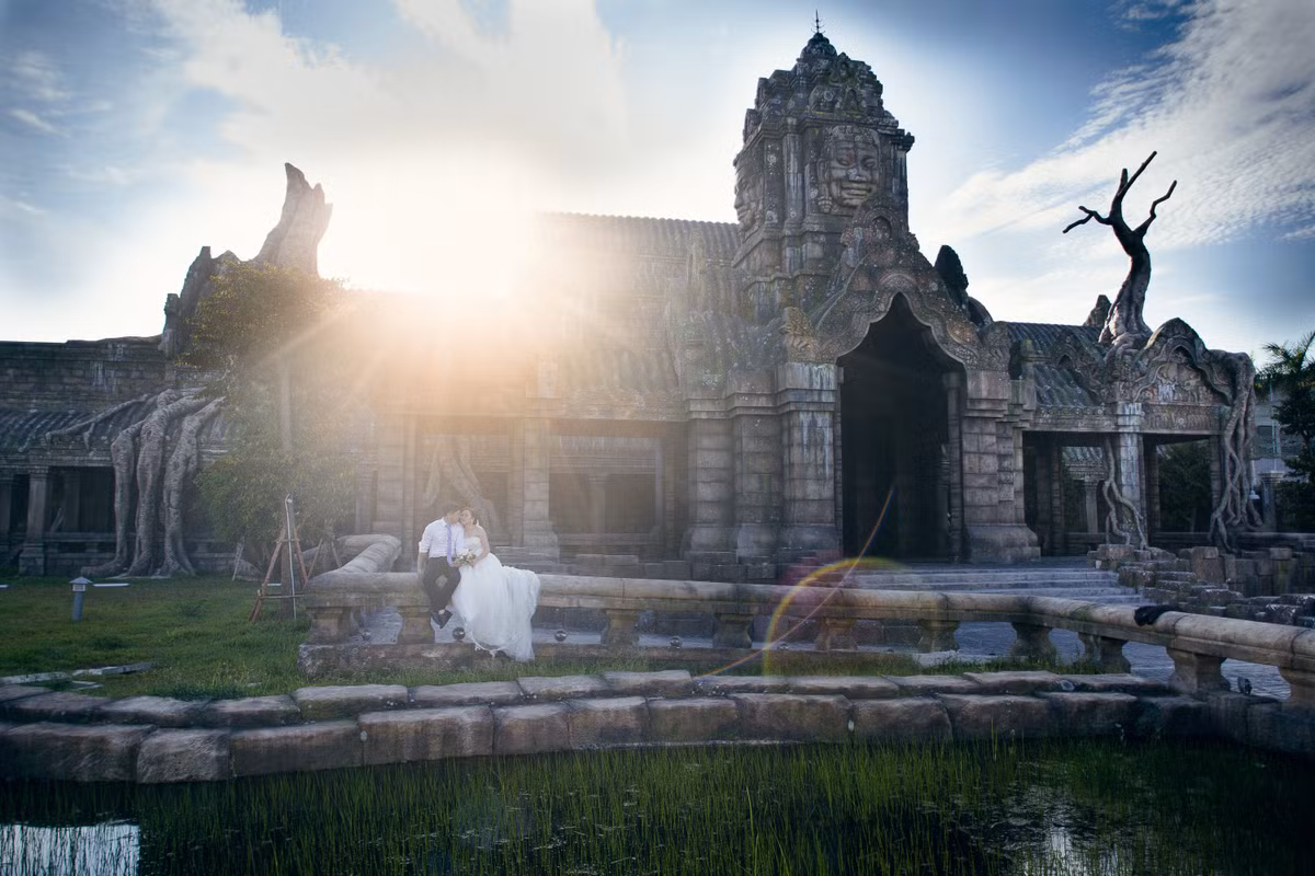 “Vì hai bọn mình đều đã lớn tuổi nên tình cảm không 'xì-tin' như các bạn trẻ 9X bây giờ nữa, thành ra từ khi tìm hiểu cho đến lúc quyết định yêu, mọi thứ đến đơn giản và tự nhiên lắm. Đến giờ, bạn bè vẫn hay trêu là may quá hai đứa ế gặp được nhau”, Nguyễn Huyền vui vẻ chia sẻ. Ảnh: Hải Lê Cao.